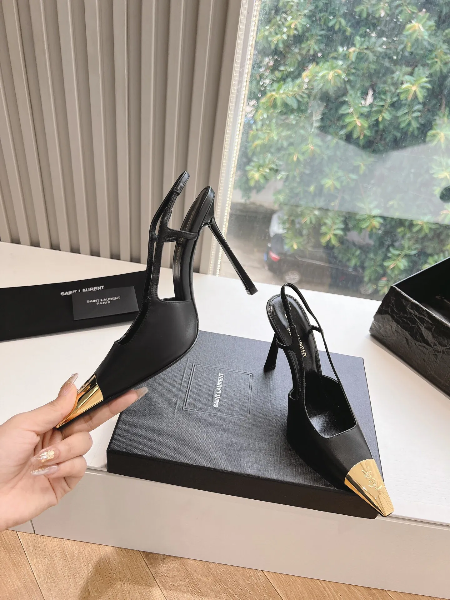 👟👟Ex-factory price 560👟👟 Top-quality Saint Laurent/Yves Saint Laurent Lee metal buckle single shoes, YSL sister's beautiful high heels, and the small square toe of the same style as Saint Laurent Rose. High-heeled shoes are very good at modifying the foot shape, luxury metal chain. In recent years, SL👟👟Ex-factory price is that women are becoming more and more understanding of high-heeled shoes. The embarrassing design impression of waterproof platform models has been eliminated. YSL's beautiful high-heeled shoes Upper: Imported patent leather/cowhide Sole: Genuine leather outsole Heel height: 11cm Size 35-39 (40, 41 customized, non-refundable and non-exchangeable)